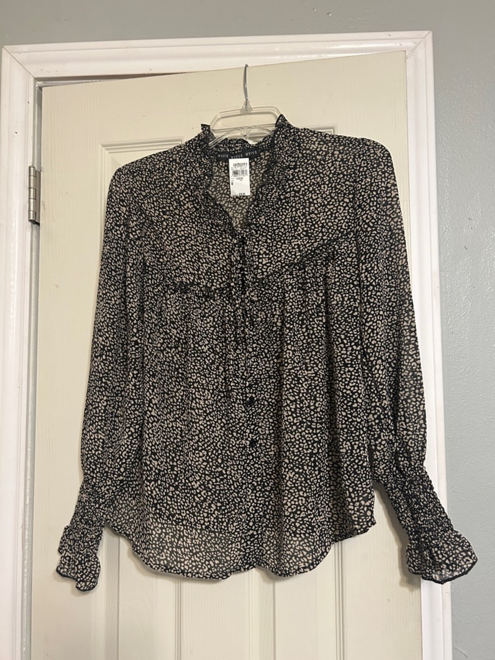 LiKe💛$4 off🍭 HYFVE black cream blouse NWT